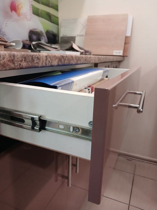 Продам новий кухонний набір з виставки