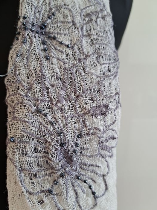 Cienki szalik popiel gołębi  motyw kwiatowy