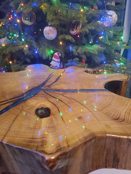 Stolik kawowy z akacji 56×51 cm, blat 7 cm, żywica z figurką, unikat