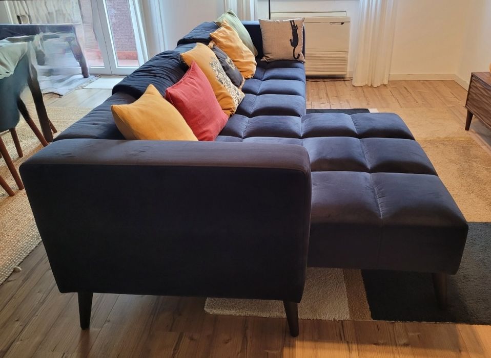 Sofá em tecido macio azul, com chaise longue ( 290 x 140 x 73 cm)