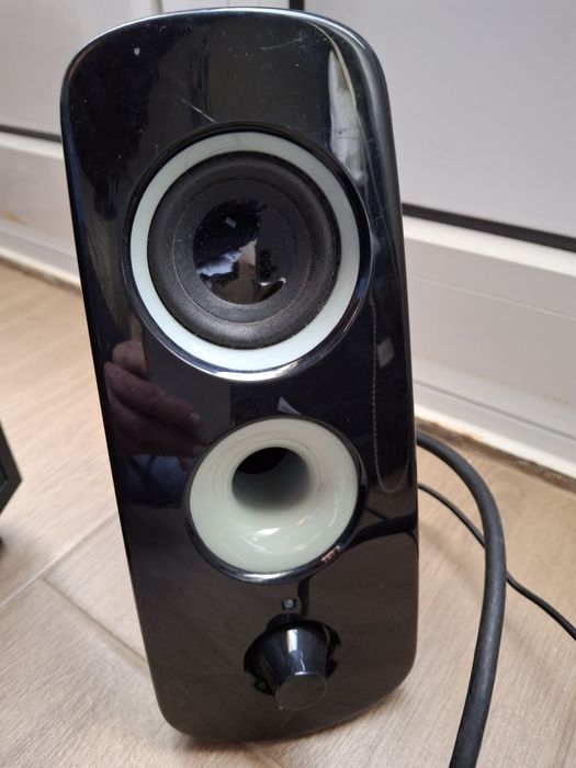 Colunas de som da marca Logitech.