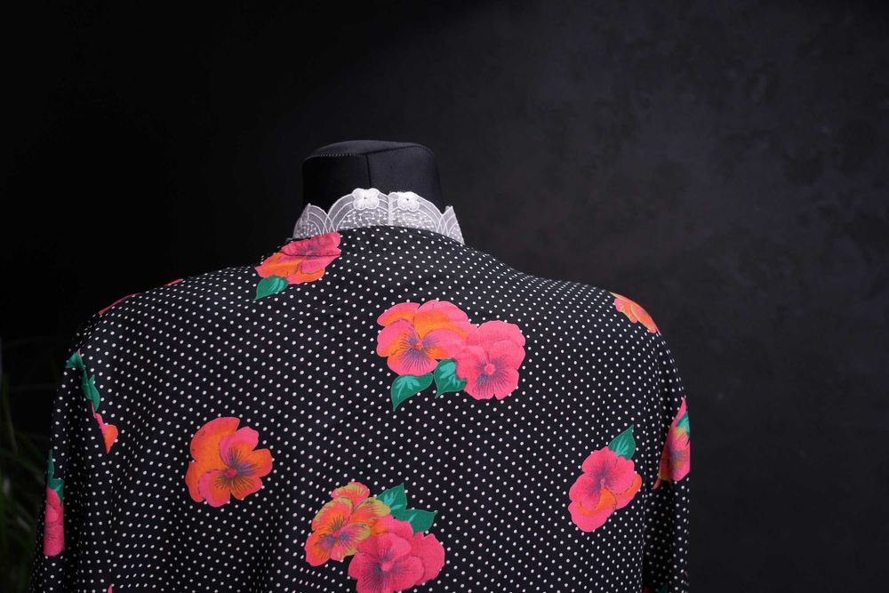 Czarno-kropkowana narzutka, kimonowa marynarka w neonowe bratki