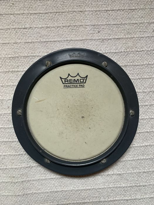 REMO Practice Pad 6” + Hard Rock Café Drumsticks