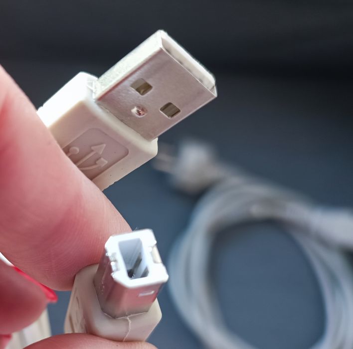 Cabos de ligação ao computador - a funcionarem