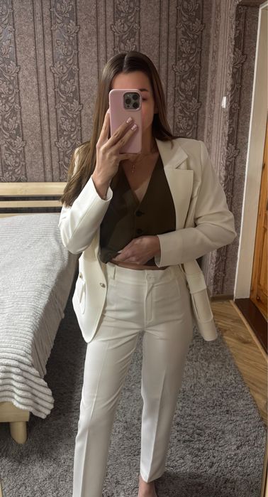 Елегантний жіночий костюм молочного кольору (піджак + штани)