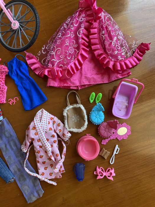 Acessórios barbie roupa, bicicleta, sapatos…