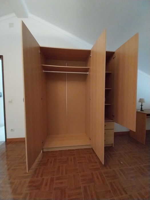 Vendo Roupeiro e secretária de quarto
