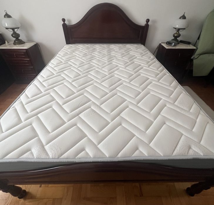 Cama completa em madeira mogno