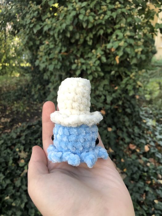 Mały pluszowy amoni na szydełku - niebiesko-biały