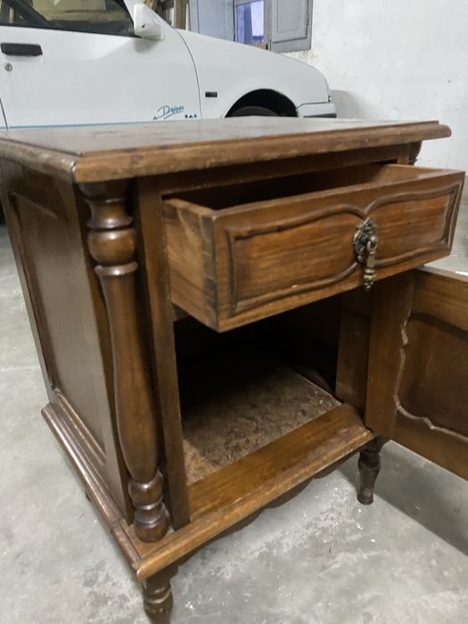 Mesa de cabeceira antiga em madeira maciça