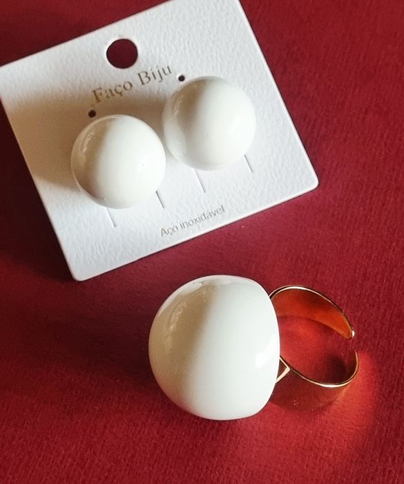 Conjunto dourado (brincos e anel), em aço, com bolas brancas em acrílico.