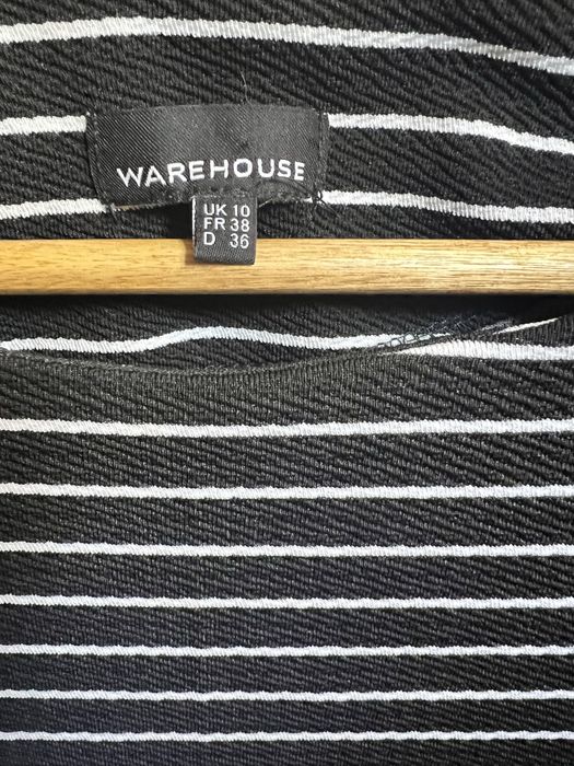 Чорна сукня в білу полоску