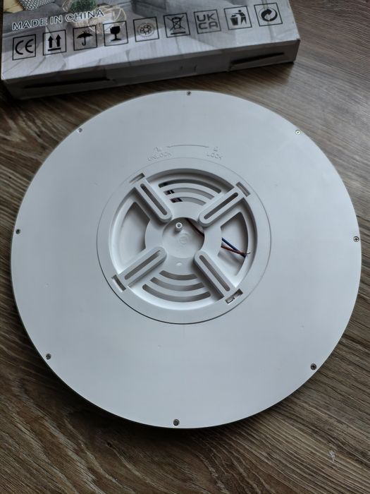 okrągła lampa sufitowa LED o minimalistycznym, nowoczesnym designie.