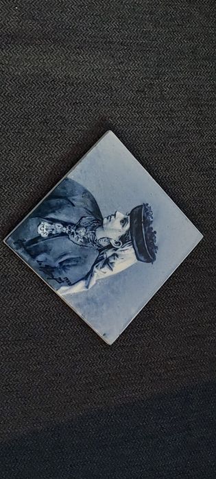 Azulejos antigos ,  da F.Sacavém e outro assinado
