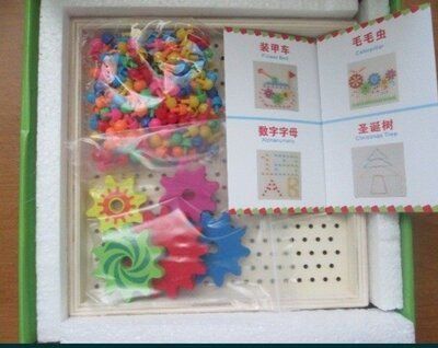 Деревянная мозаика с множеством деталей, шестерёнками и резиночками .