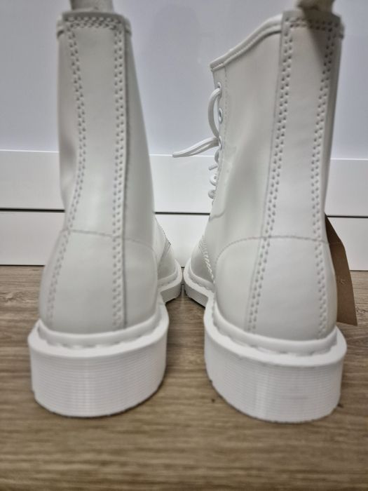 Białe glany Dr Martens