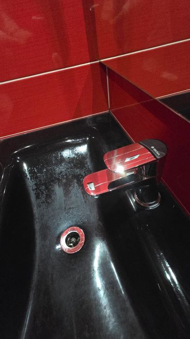 Móvel com lavatório torneira e espelho