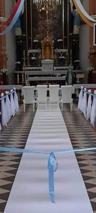 Dekoracja kościoła biały dywan krzesla klęcznik lampiony na ślub do kościoła