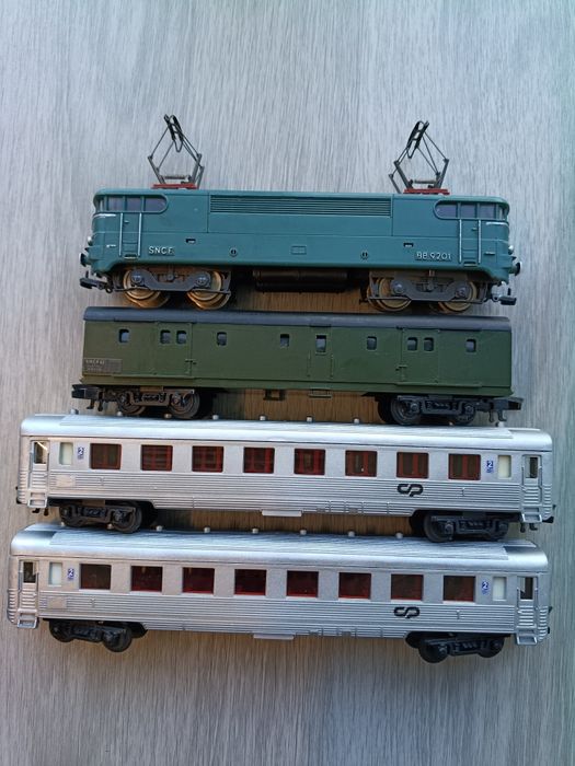 Locomotiva eléctrica BB 9201 SNCF + furgão + carruagens inox H0