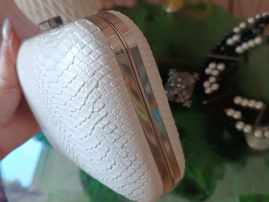 Біла сумка - клатч.