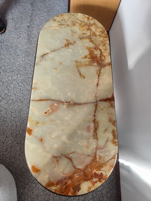 Masywny marmurowy stół