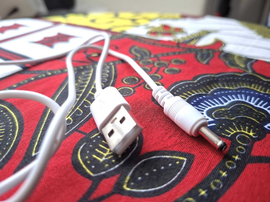 Kabel do ładowania (prawdopodobnie do projektora/lampki Astronaut)
