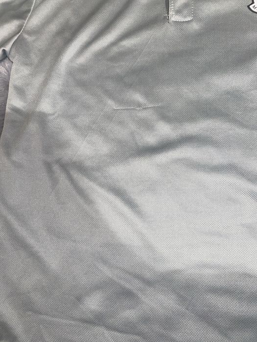 Polo da Moncler so com um pequeno defeito : uma descosidela pequena