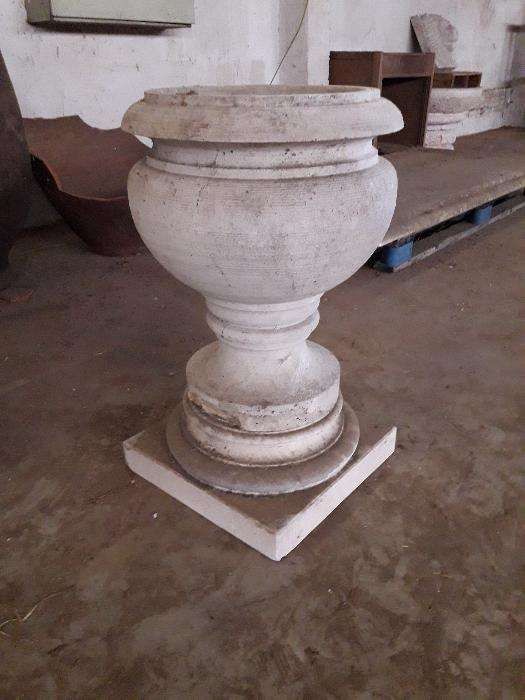 Floreiras em pedra antiga.( 53 cm altura ).