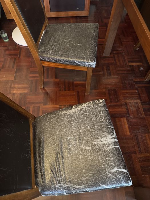 Mesa com quatro cadeiras