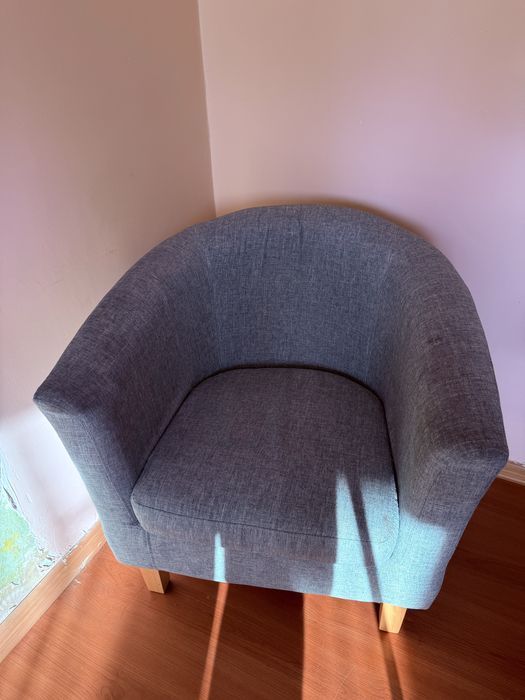 Tapiecerowane krzesła z podnożkami