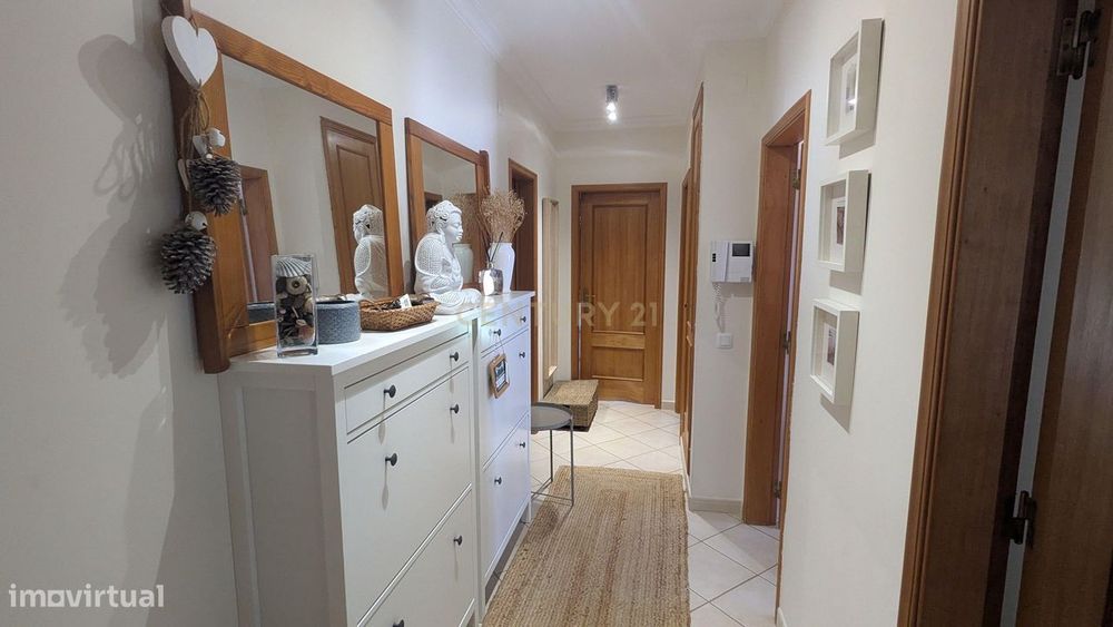 Apartamento T2 para Arrendamento em Quarteira | 1.450 €/mês | A 5 Minu