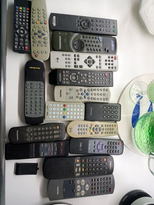 Пульты управления ТВ CD и другие цена за все