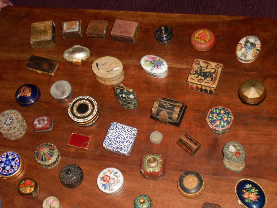 Grande coleccao miniaturas antigas madeira, pedra, latao, loiça, etc