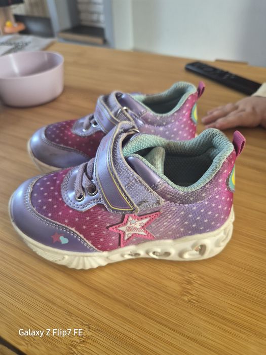 Adidaski świecące dla dziewczynki 23