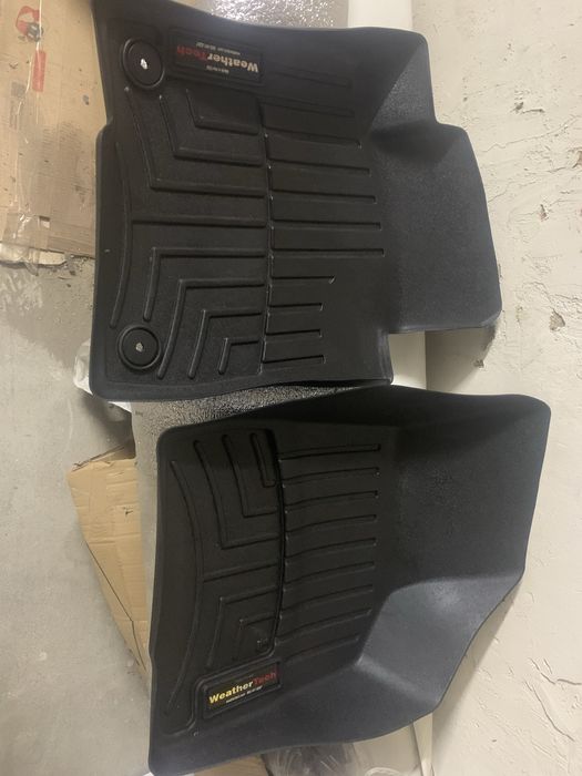 Продам комплект Орегінальних килимків   WeatherTech  Passat B7