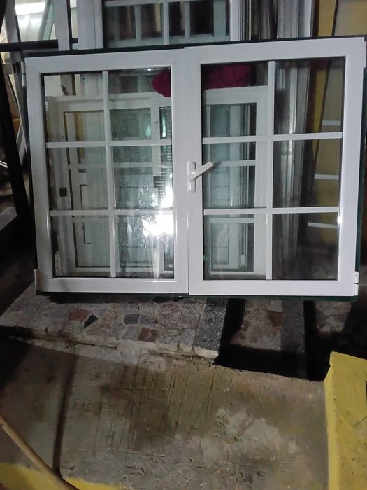 Janelas alumínio branco vidro duplo quadriculado abrir oscilobatentes