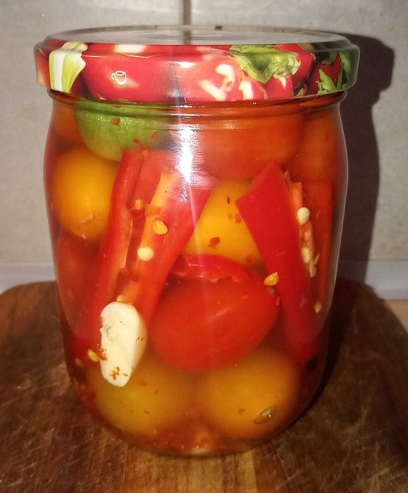 Promocja 6 x Marynowane pomidorki koktajlowe z papryczką chili 540 ml