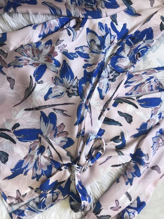 Casaco estilo quimono cintado, acetinado e com padrão floral