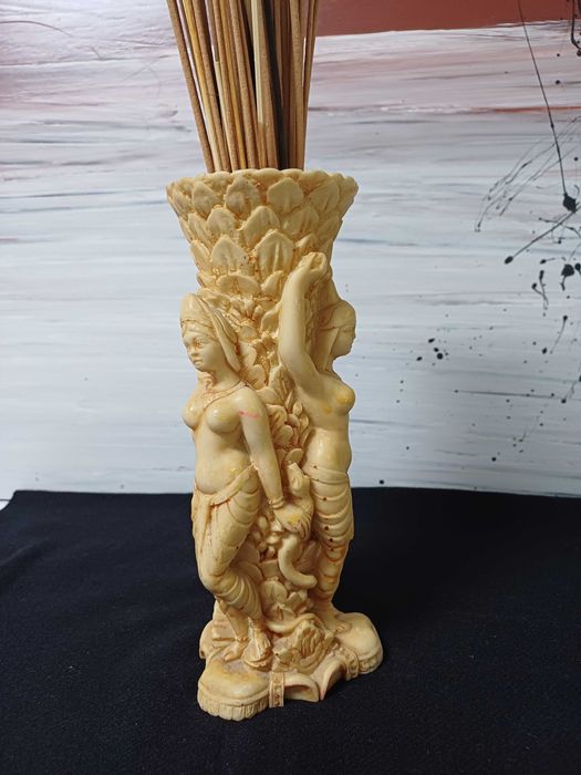 Vaso de resina Indiano esculpido vintage