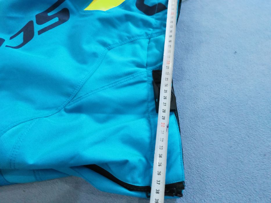 Spodnie w rozmiarze 32 Scott