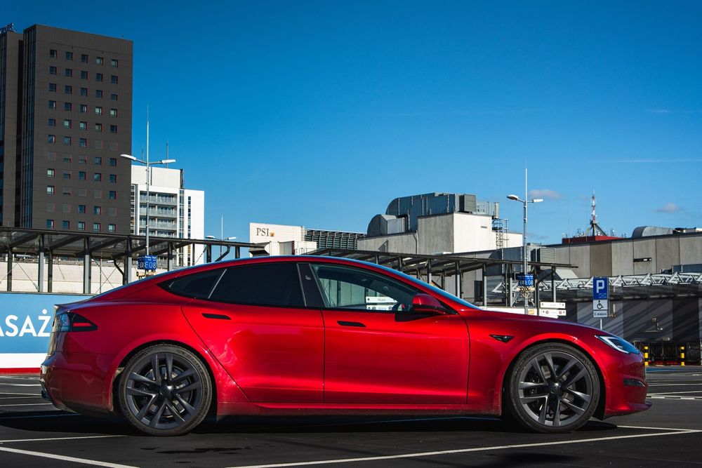 Tesla Model S wolant YOKE, Arachind 21", białe wnętrze, ULTRA RED, 2023 OKAZJA
