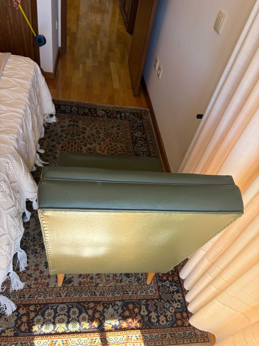 Cadeirão Vintage Mid-Century Verde Oliva (Pés Palito – Anos 60)
