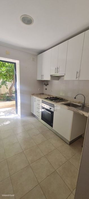 T2 em Olivais com jardim e cozinha separada