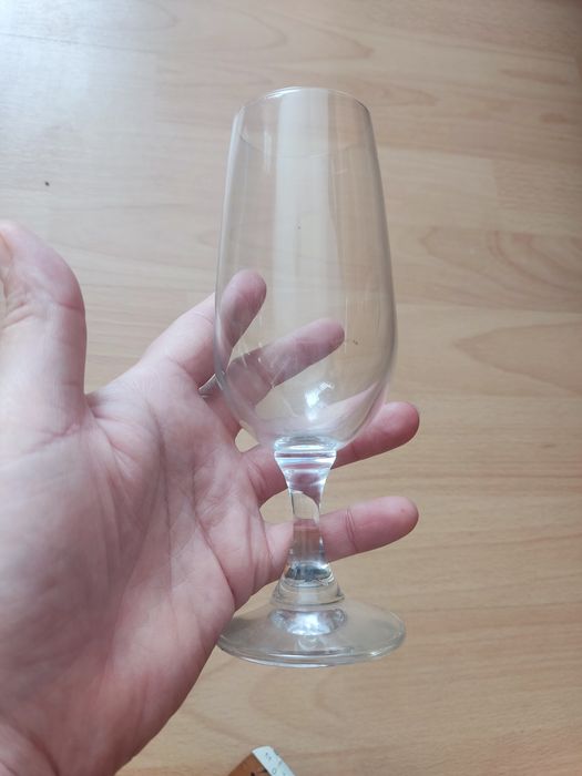 Sześć kieliszków do wina wysokie