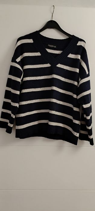 Camisola decote em V azul e branco, tamanho XS. Marca Stradivarius. Us