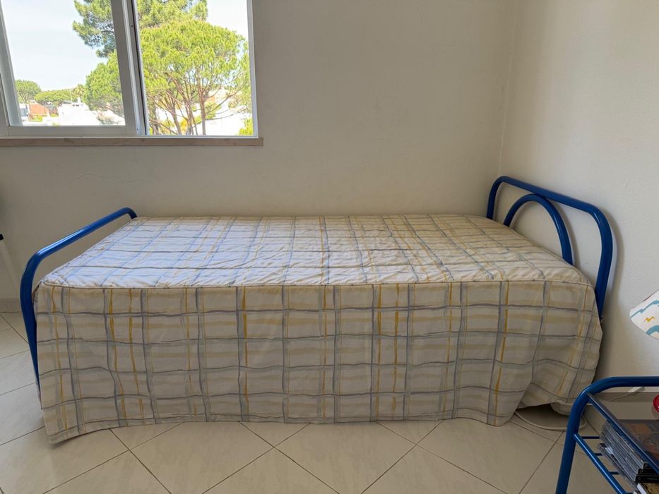 2 camas com colchões incluidos + mesa de cabeceira