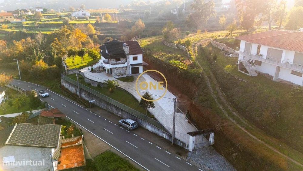 Moradia T4 com terreno, em Merufe, Monção