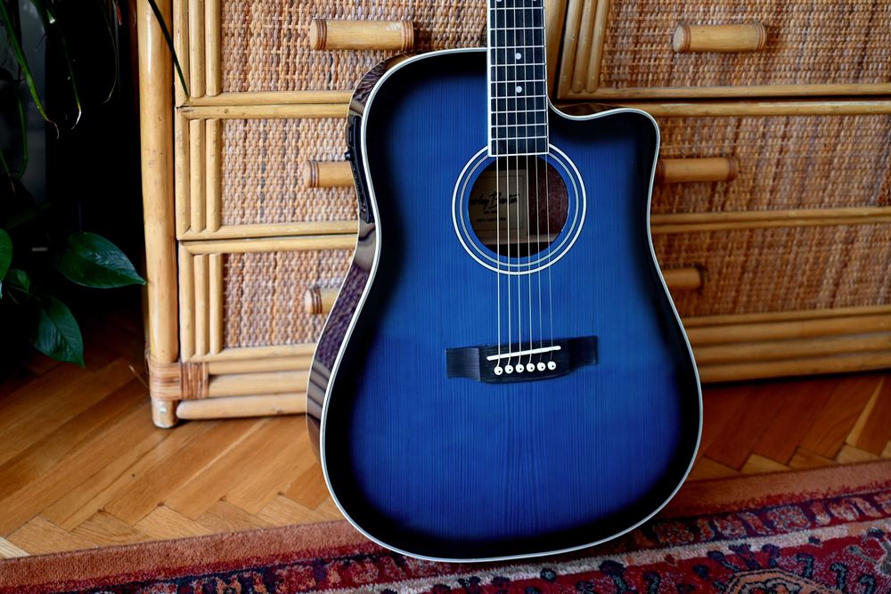 Gitara elektroakustyczna Harleya z pokrowcem