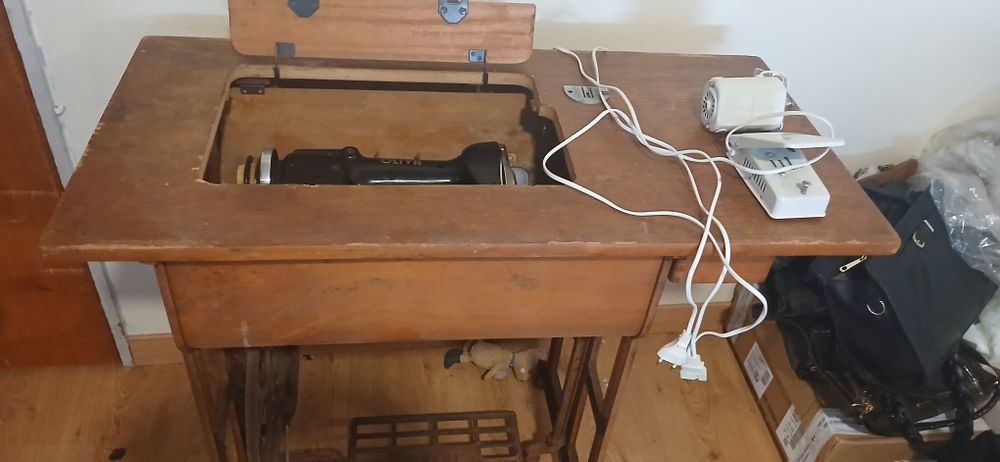 Máquina de Costura Antiga de Pedal de marca Oliva com Móvel