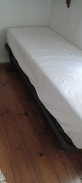 Cama ortopédica com colchao e estrado